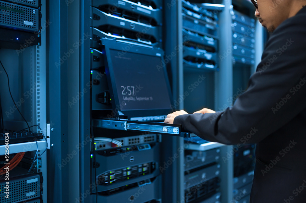 Foto de Computer engineering find and trobleshoot computer server in ...