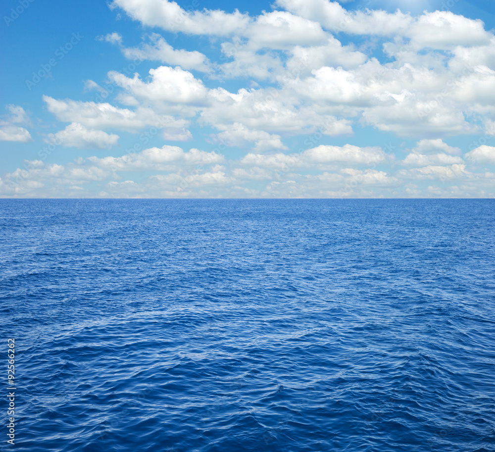 Fototapeta premium Beautiful sky and blue sea