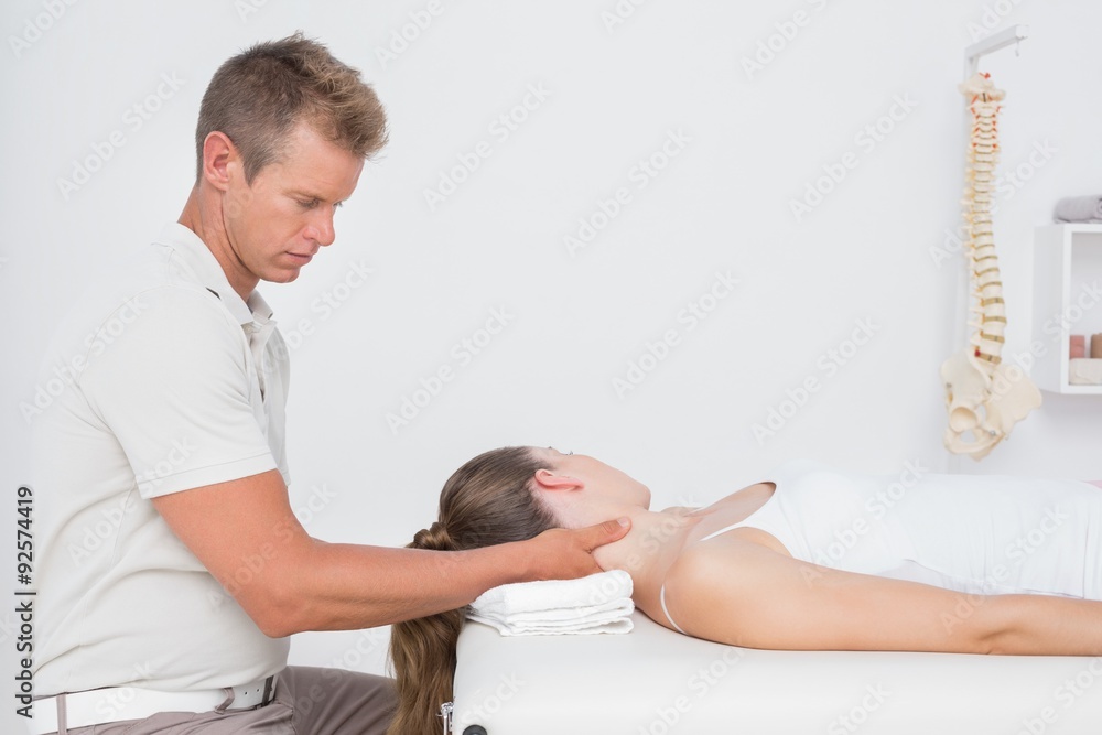 Obraz premium Woman receiving neck massage 
