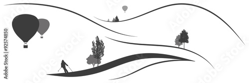Panorama Berglandschaft mit Skifahrer und Heißluftballons
