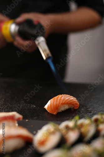 Sushi nigiri z łososiem. Porcja ryżu uformowanego w kulkę przykrytego kawałkiem ryby