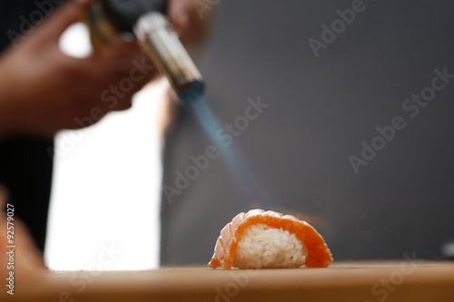 Sushi z surowym łososiem opalane płomieniem