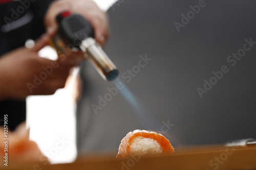 Nigiri sushi z opalanym łososiem
