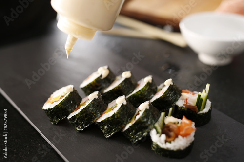Restauracja japońska, sushi. Klasyczne grube rolki futomaki podane na kamiennym talerzu