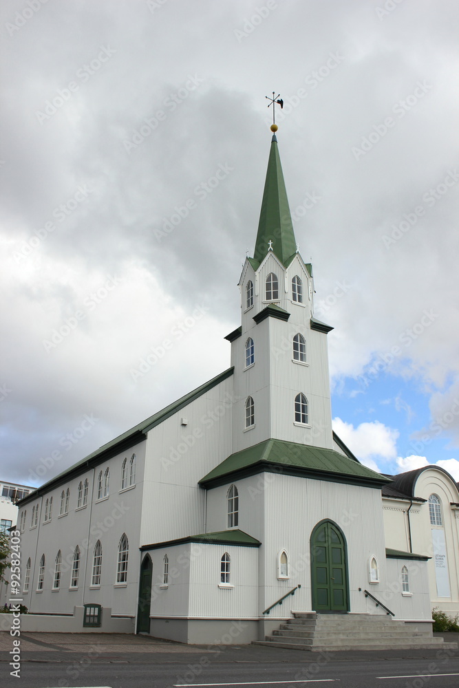 Die Holzkirche der Freikirche (Frikirkja) am Tjörnin in Reykjavik (Island)