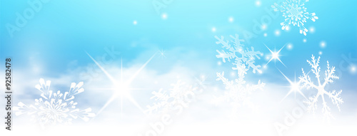 Abstract Light Blue Winter Panorama Background with Snowflakes and Starlets. Abstrakter Banner Hintergrund - Blauer Himmel, Wolken, Sterne, funkelnd, Schneeflocken, Flocken, Winter, Eis und Schnee.