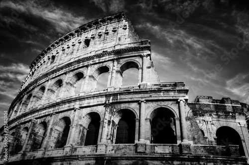 Foto Colosseum in Rome, Italy. Amphitheatre in black and white