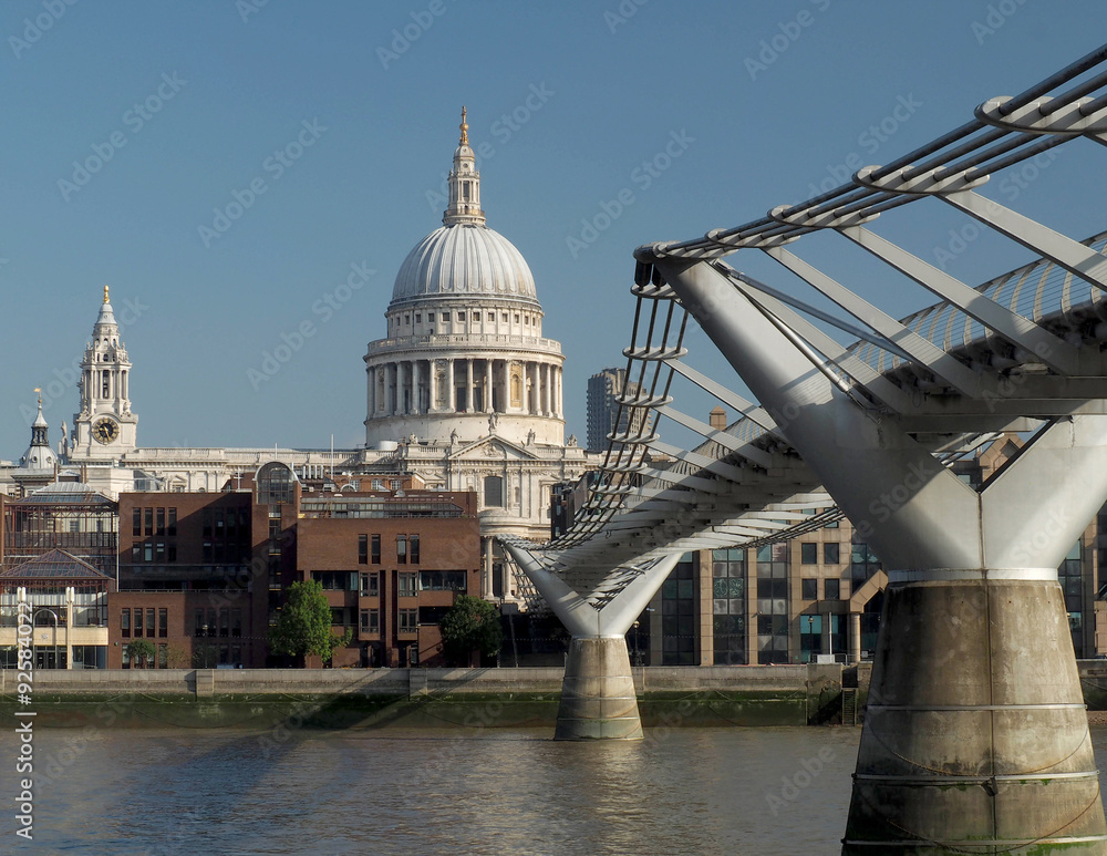 Fototapeta premium St Pauls and Millennium bridge