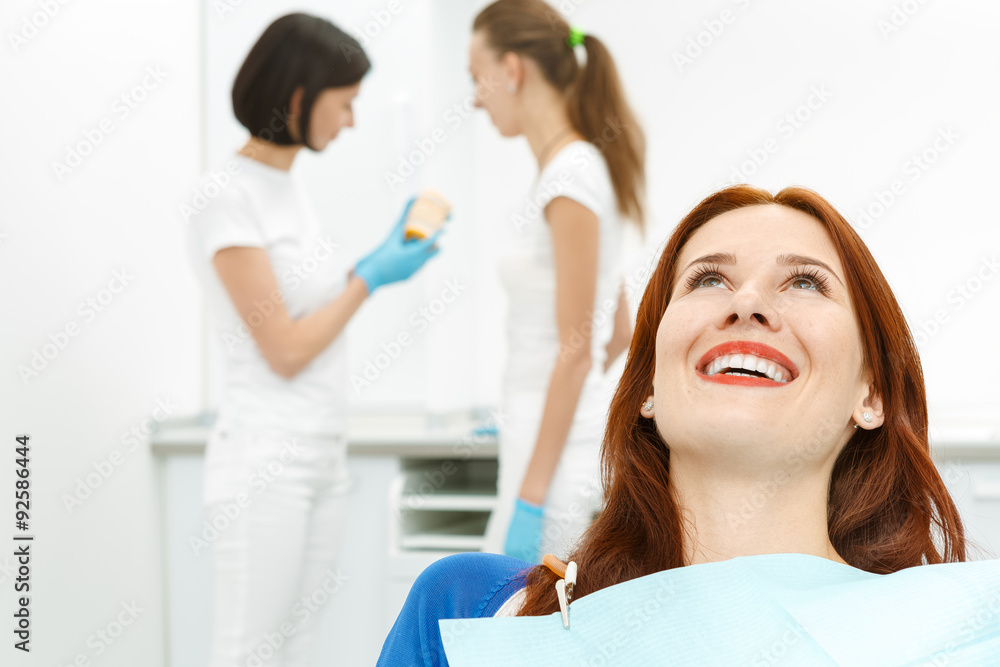 Obraz premium Beautiful girl on the dental chair
