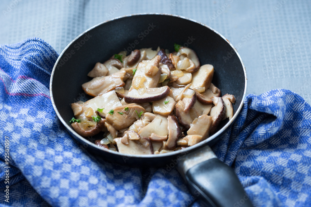Gebratene Waldpilze mit Zwiebeln und Kräutern Gebratene Waldpilze mit Zwiebeln und Kräutern