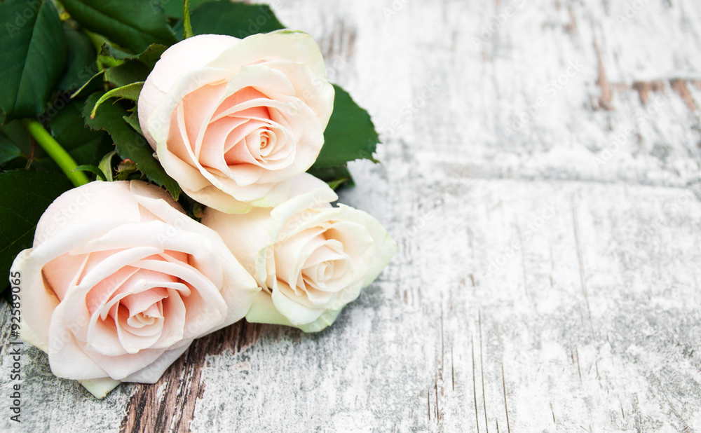 Naklejka premium Roses on a wooden table