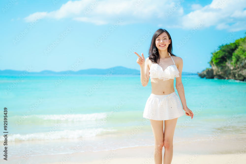 ビキニ女性・ビーチ