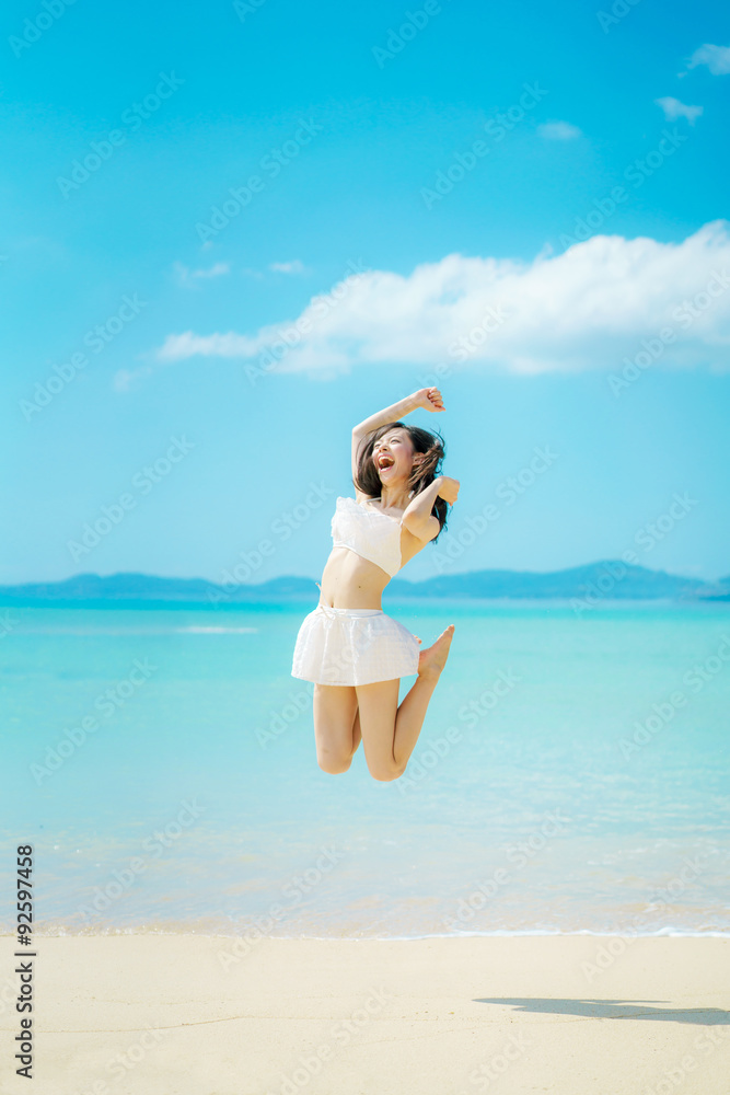 ビキニ女性 ジャンプ Stock Photo Adobe Stock