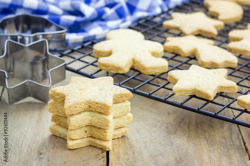 Fotografi Fresh baked homemade shortbread cookies on a cooling rack