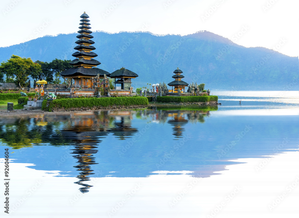 Obraz premium Pura Ulun Danu temple with water reflection during sunrise