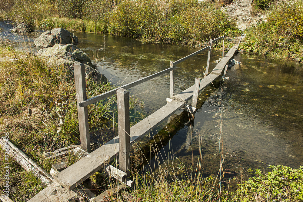 Steg über einen Bergbach auf der Göscheneralp, Uri, Schweiz Steg über einen Bergbach auf der Göscheneralp, Uri, Schweiz