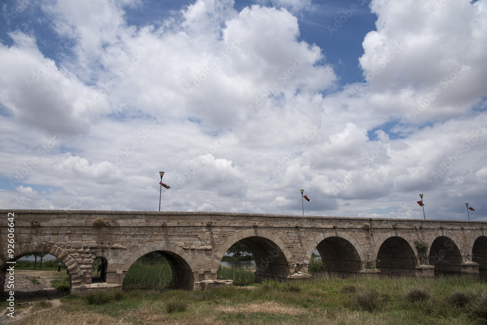 Puente romano sobre el río Guadiana a su paso por la ciudad de Mérida