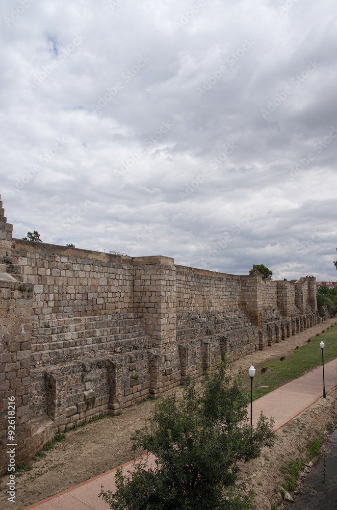 Antigua muralla de la alcazaba de Mérida, España