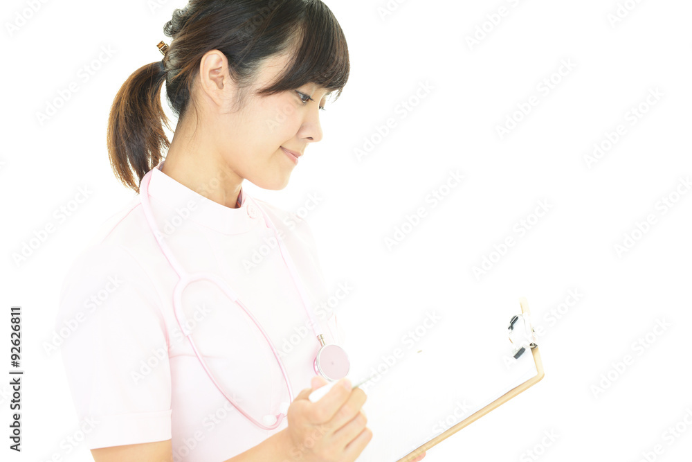 真剣な表情の看護師