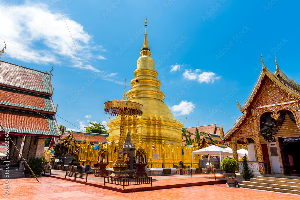 Fototapeta premium Wat Phra That Hariphunchai with blue sky in Lamphun Province, Th