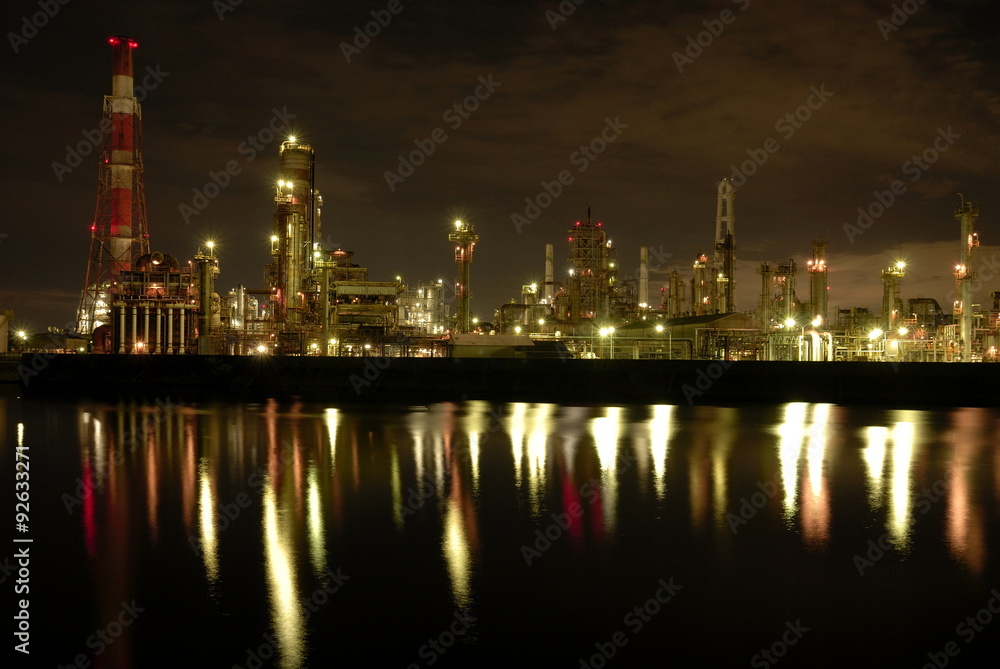 Naklejka premium 水面に輝くコンビナート.