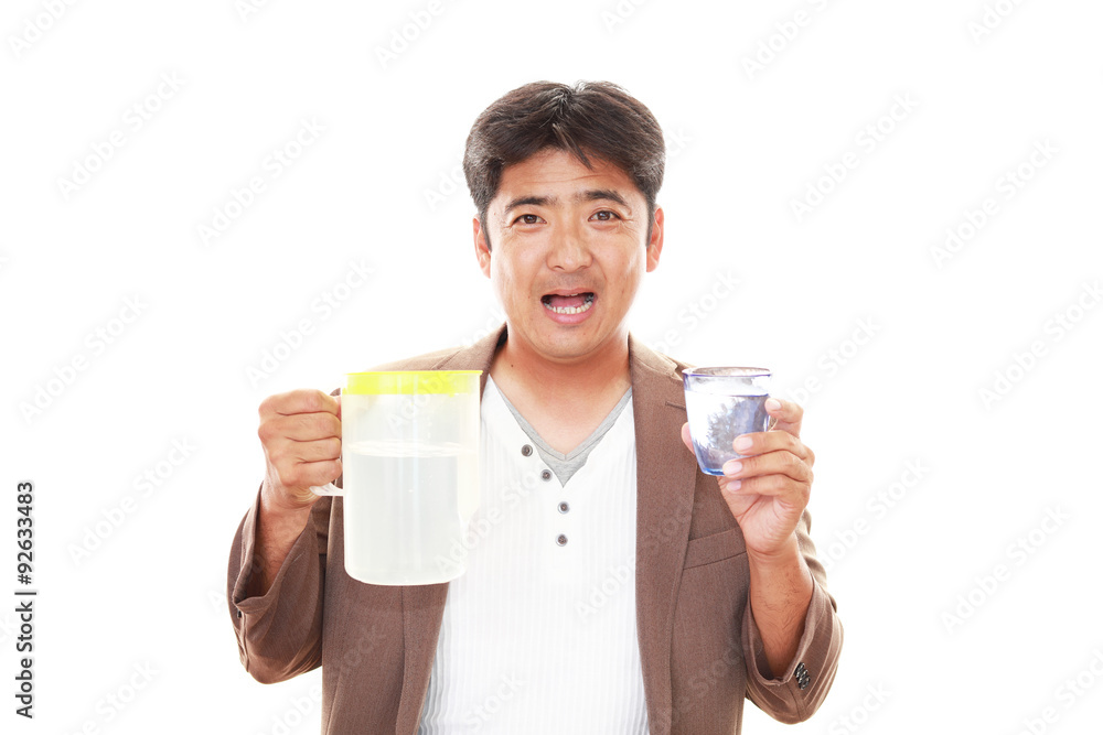 お水を飲む男性
