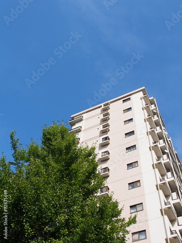 高層マンションと青空