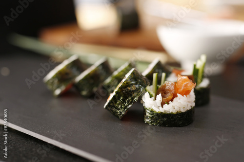 Restauracja japońska, sushi.Sushi z łososiem, krewetką i ogórkiem
