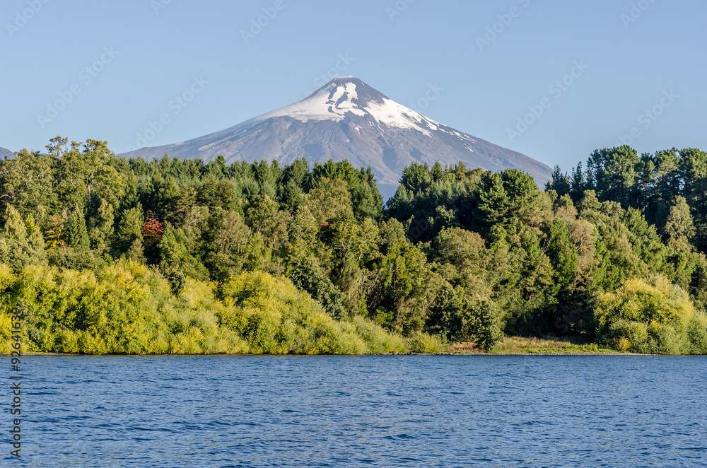 Obraz premium View of volcano Villarica from lake in Pucon