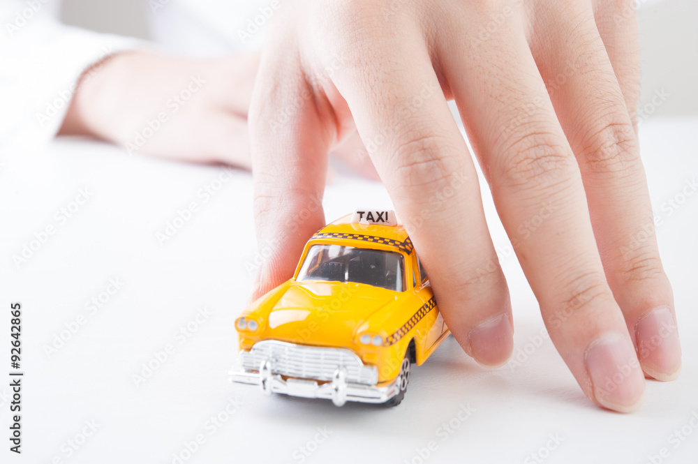 黄色いタクシーと人間の手