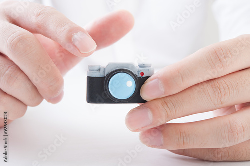 小さいカメラと人間の手