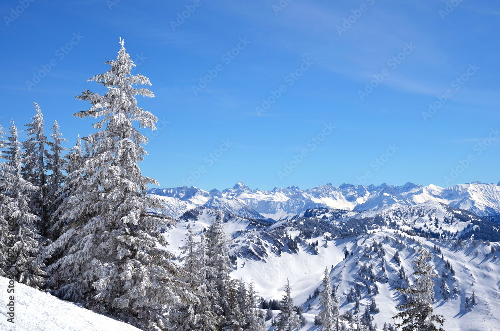 Winter mit Schnee im Gebirge