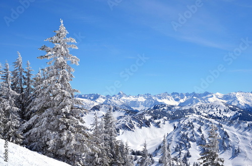 Winter mit Schnee im Gebirge © Andreas P