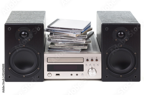 Stereoanlage mit einem Stapel von CDs