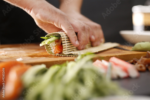 Etapy tworzenia sushi  skr  canie rolki sushi w mat   bambusow  