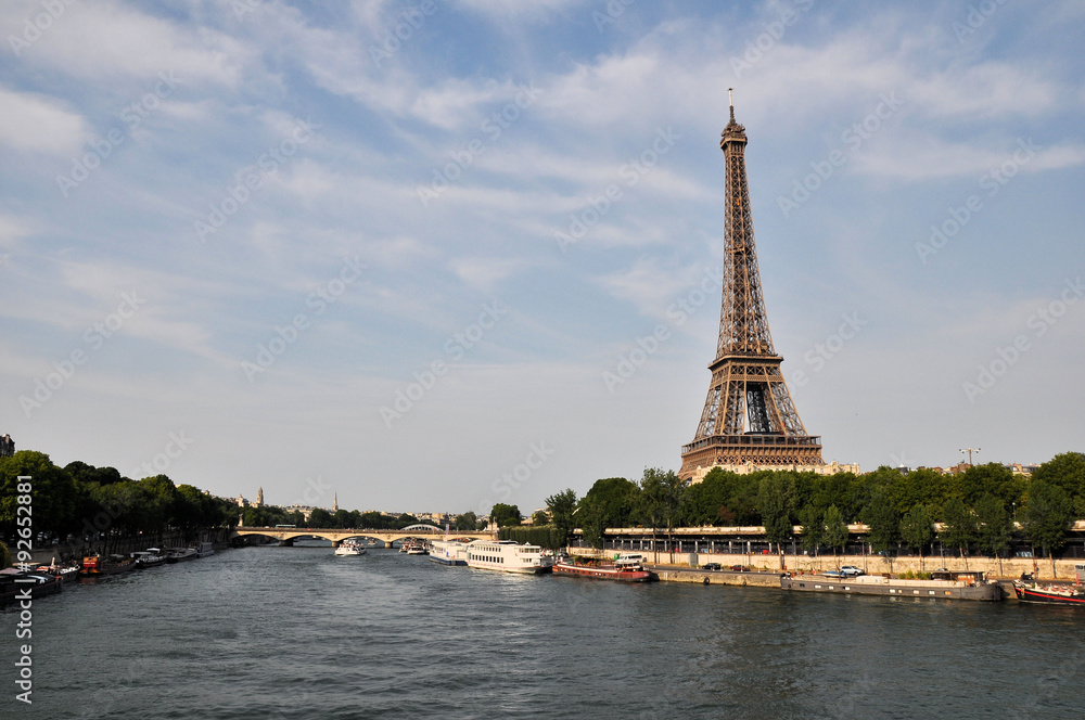Fototapeta premium Sekwana w Paryżu z wieżą Eiffla