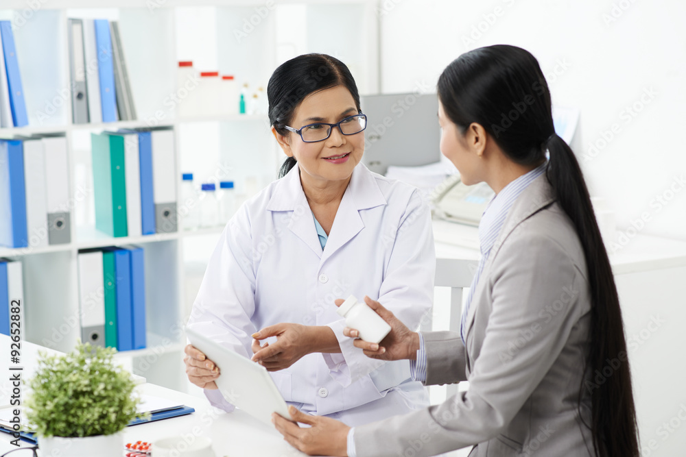 Obraz premium Explaining drug effects