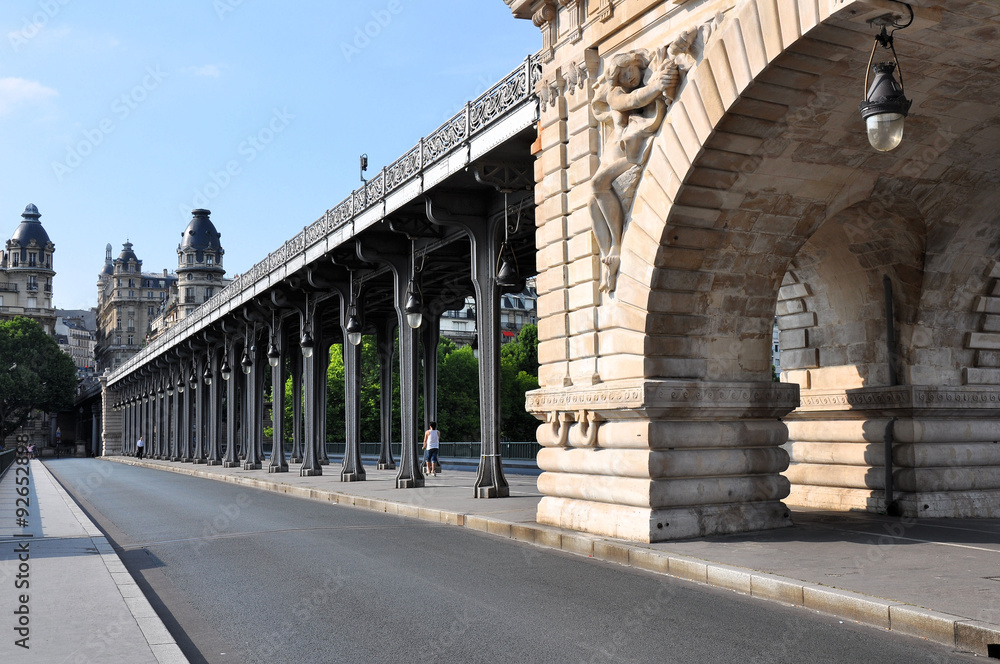 Bir-Hakeim Bridge in Paris