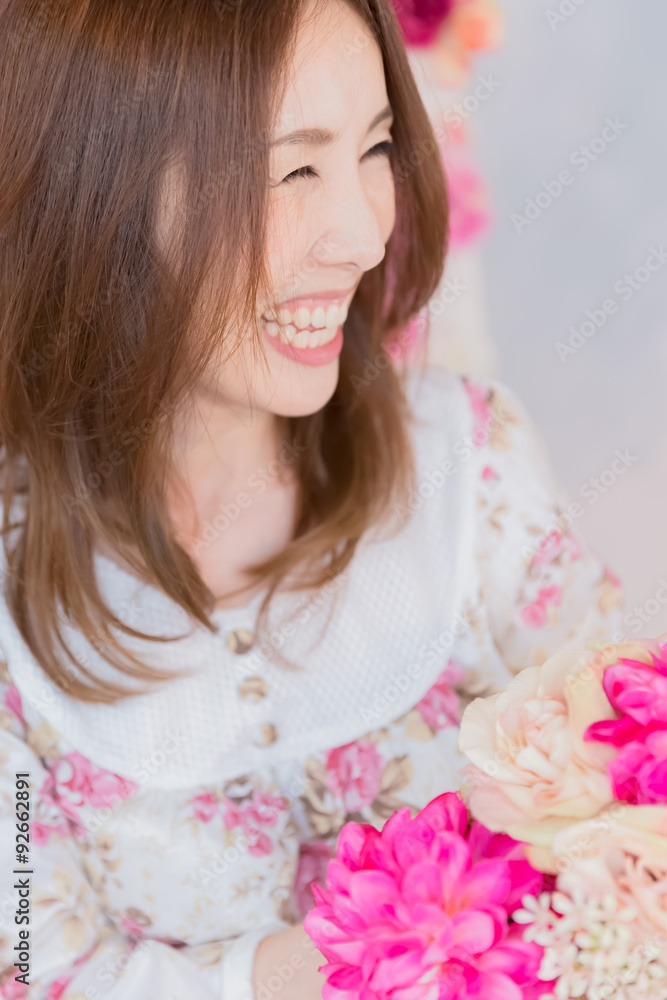 花束を持つパジャマ姿の女性
