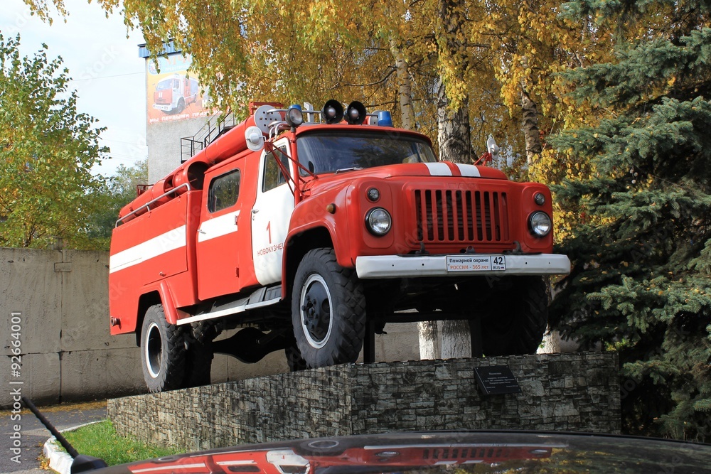 Памятник - пожарная машина