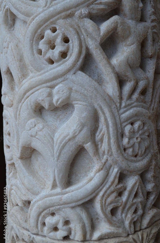 colonna bassorilievo chiostro monreale