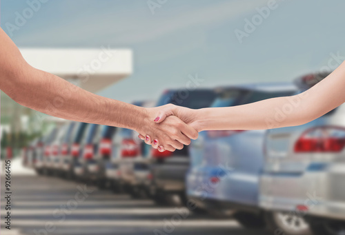 Stretta di mano comprare auto nuova usata  photo