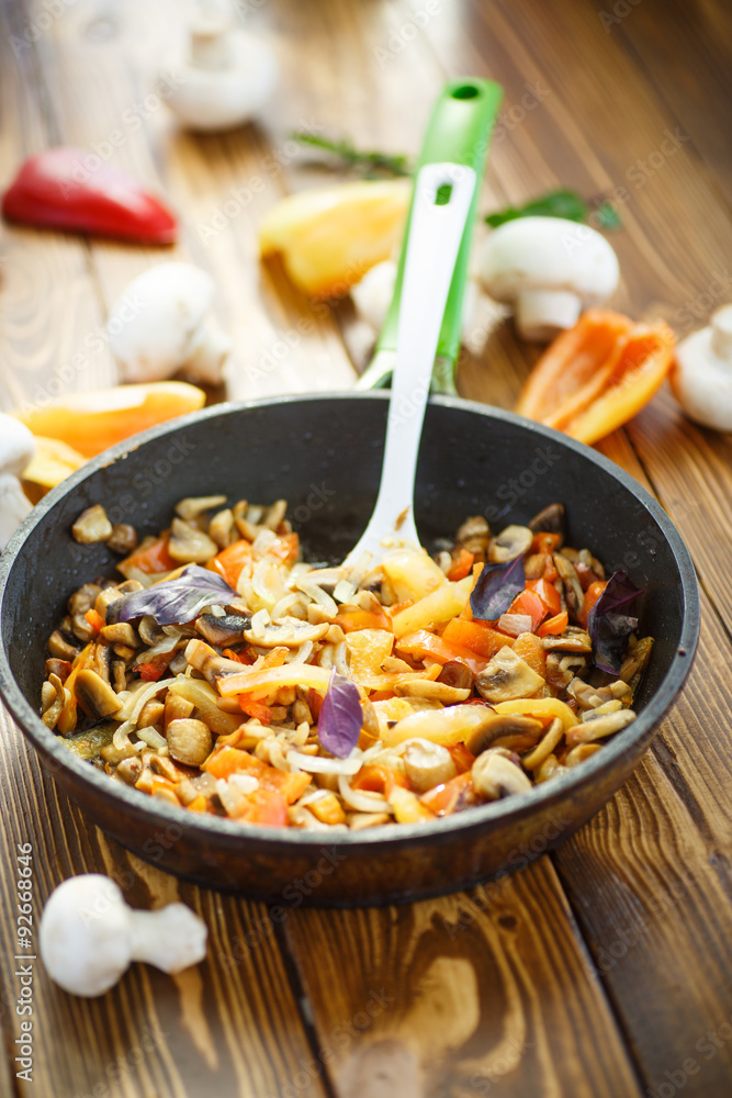 Fototapeta premium fried mushrooms with peppers and onions