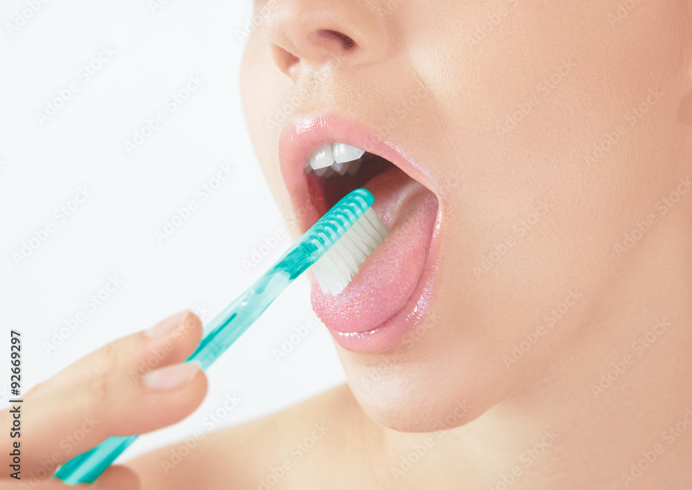 Pulire lingua con spazzolino Stock Photo | Adobe Stock