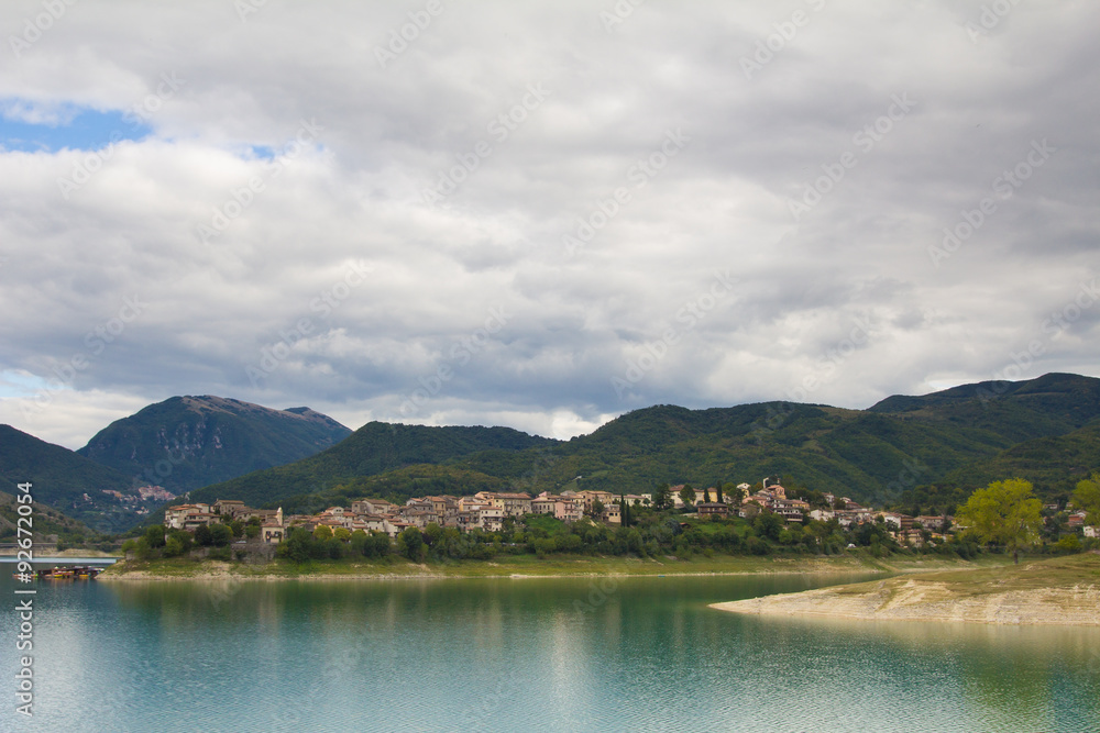 Piccolo borgo sul lago del Turano