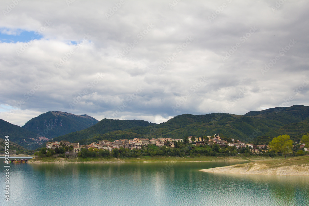 Piccolo borgo sul lago del Turano Piccolo borgo sul lago del Turano