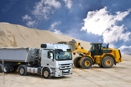 Transportwesen: Verladung von Sand in einem Kieswerk mit Radlader // Construction: loading of sand in a gravel pit with loaders