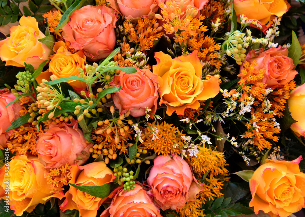 Obraz premium Mixed boquet with autumn colored roses