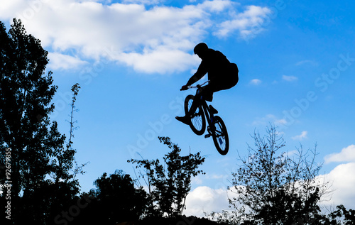 Mountainbiker springt durch die Luft