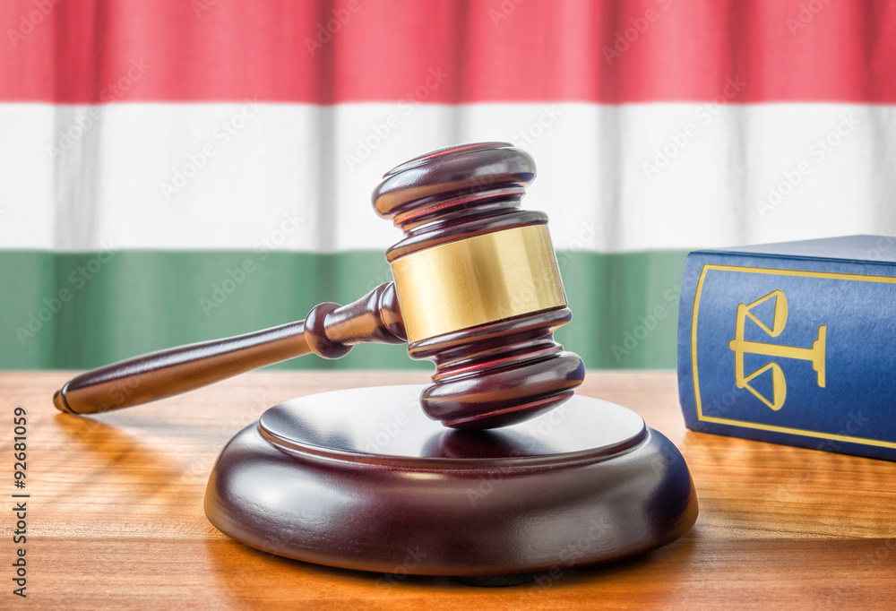Richterhammer und Gesetzbuch - Ungarn